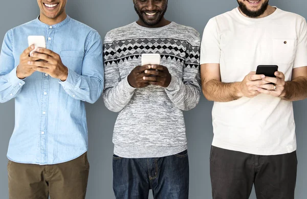 Tres hombres usando teléfonos móviles — Foto de Stock