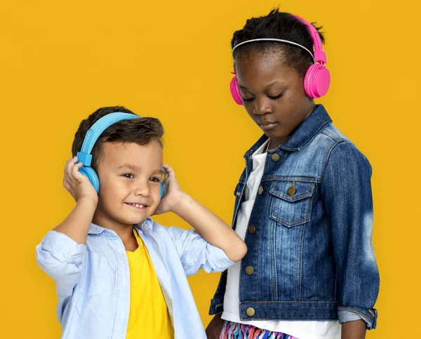 Děti si užívat poslechu hudby — Stock fotografie