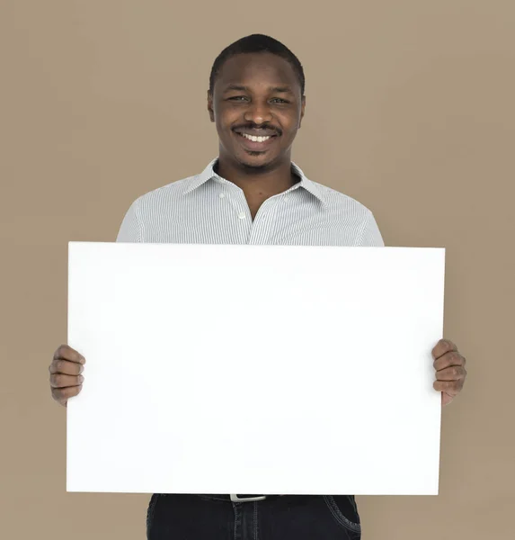 Sorrindo homem segurando banner em branco — Fotografia de Stock