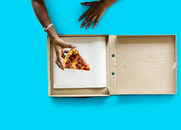Női kézi üzem pizza — Stock Fotó