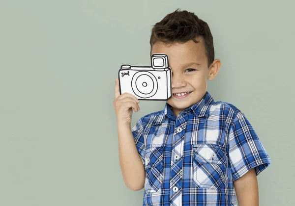 Хлопчик тримає паперову камеру — стокове фото