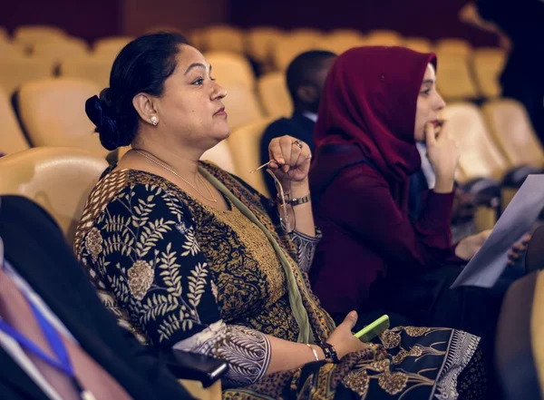 Женщины на заседании Международной конференции — стоковое фото