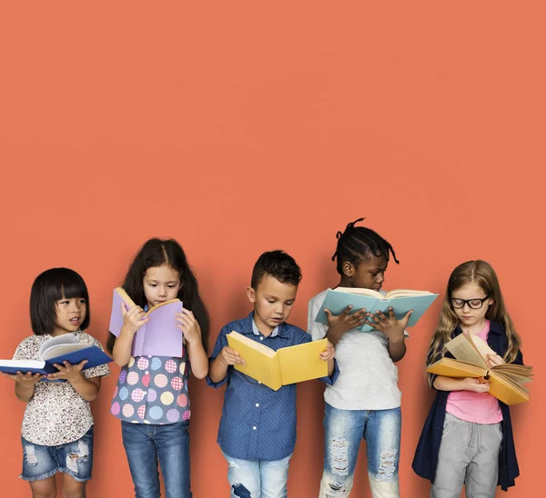 Niños leyendo libros — Foto de Stock