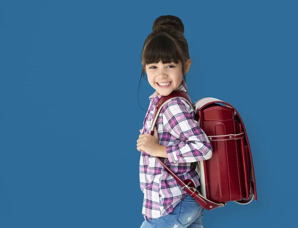 Schattig klein meisje met rugzak — Stockfoto