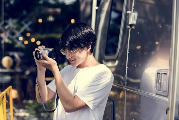Азіатських хлопець взяти фотографії камери — стокове фото