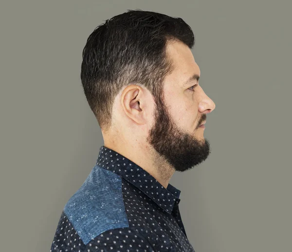 스튜디오 포즈 수염된 남자 — 스톡 사진