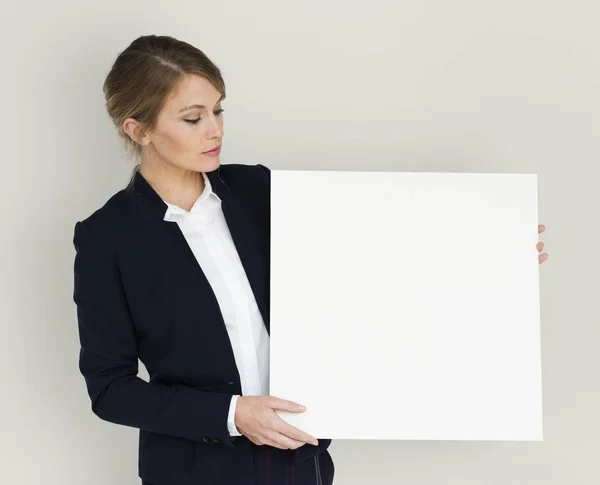 Mulher de negócios mantém cartaz — Fotografia de Stock