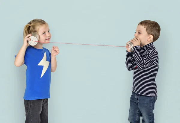 Niños pequeños usando el teléfono de cuerda —  Fotos de Stock