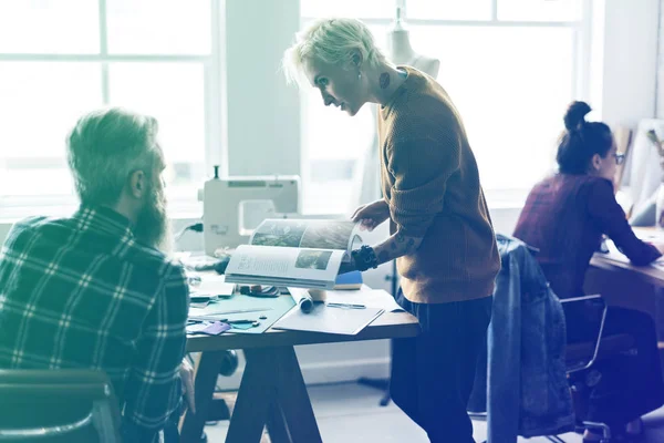 Diseñadores creativos trabajando — Foto de Stock