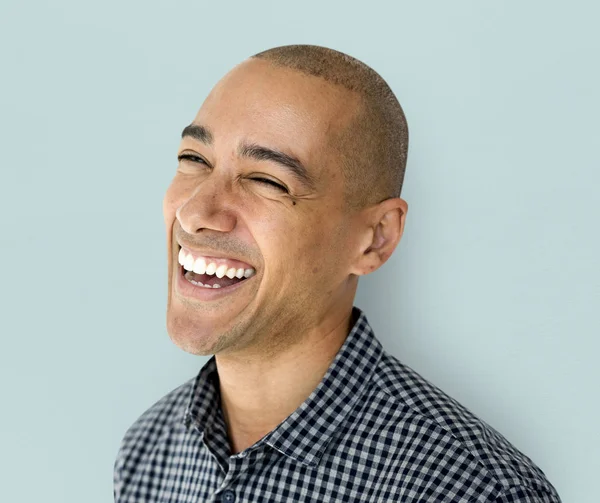 Gelukkig gemengd ras man die lacht — Stockfoto