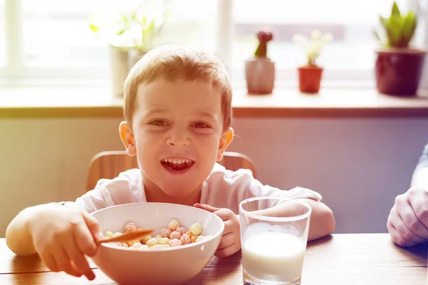 Niño pequeño con tazón de cereal —  Fotos de Stock