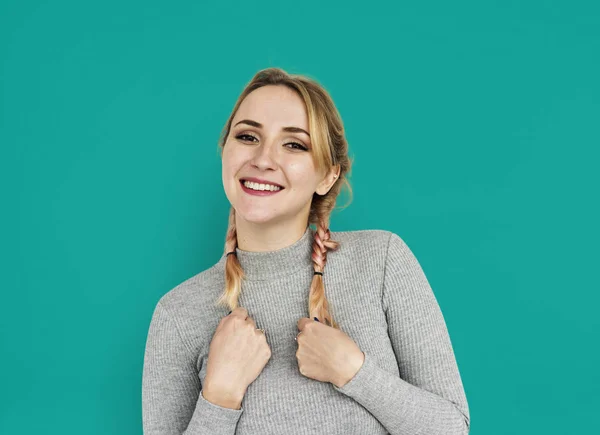 Sonriente mujer sosteniendo trenzas — Foto de Stock