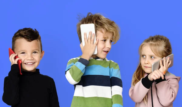 Niños hablando por teléfono — Foto de Stock