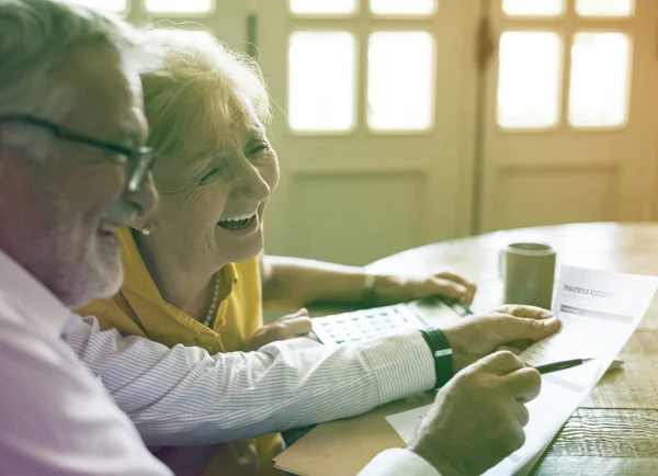 Senior-Paar liest Dokumente — Stockfoto