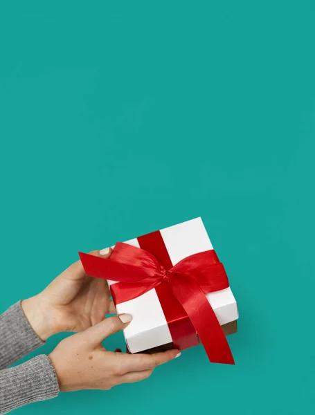 Caja de regalo de celebración con lazo rojo — Foto de Stock