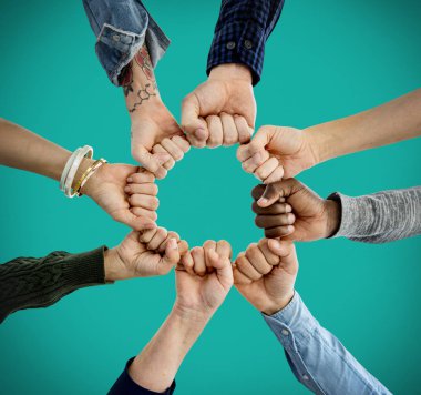 yumruklarını birlikte daire içinde eller