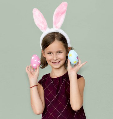 Paskalya yumurtaları ile küçük kız
