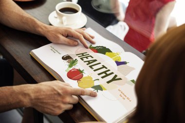 Adam açık kitap işaret