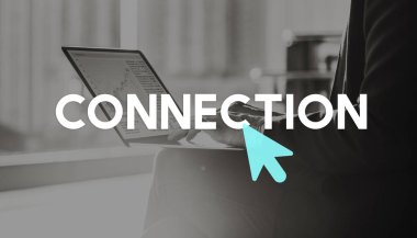 diz üstünde laptop ile oturan adam