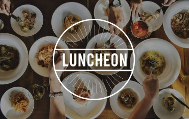 lezzetli yemek masasında