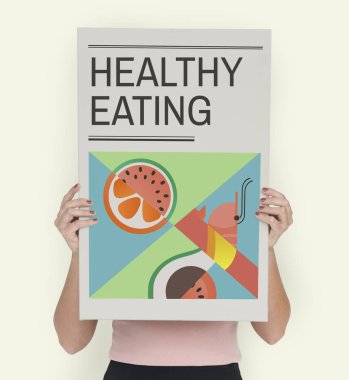 Kadın afişini tutar