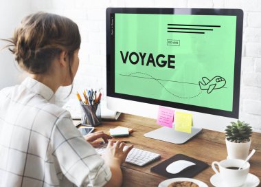 bilgisayar ile çalışan kadın