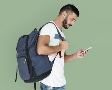 adam akıllı telefon kullanma sırt çantası ile