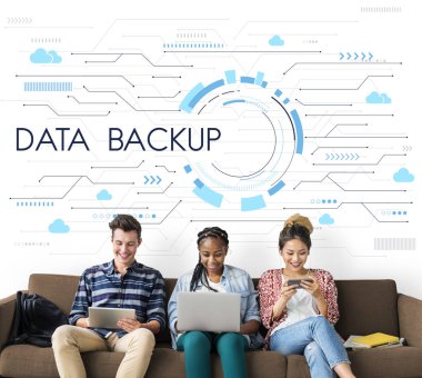 Arkadaşlar dijital cihazlar kullanarak 