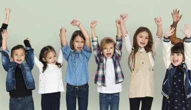 çok kültürlü okul çocukları birlikte