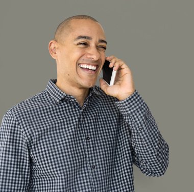 Mobil telefonda konuşurken gülümseyen adam 