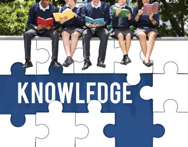 Öğrenciler kitap okuyor