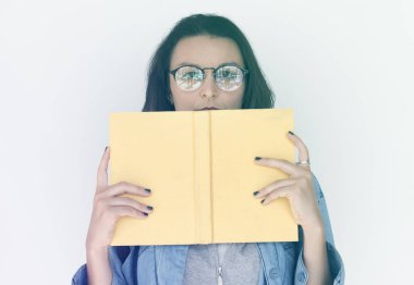 kitap gözlük kız öğrenci