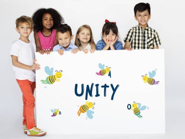 Banner tutan çocuk 