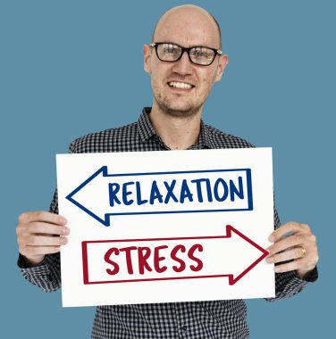 Olgun adam holding afiş.