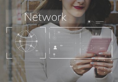 Akıllı telefon kullanan kadın