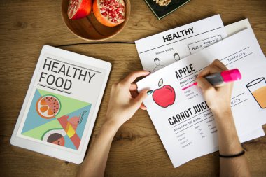 erkek yapım notları marker ile eller.