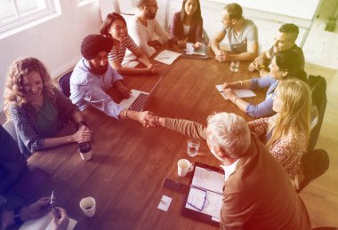 iş toplantısı masada oturan insanlar