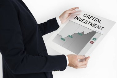 İşadamı cam afişini tutar 