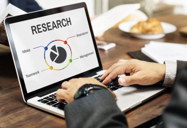 Tipik dizüstü klavye üzerinde iş adamları