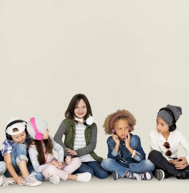Kulaklık çok kültürlü çocuklar