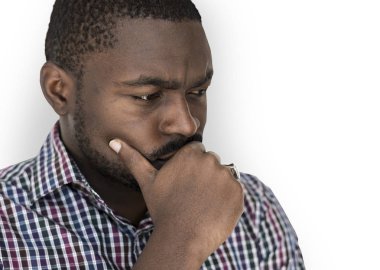 Afrika asıllı adam düşünceli poz