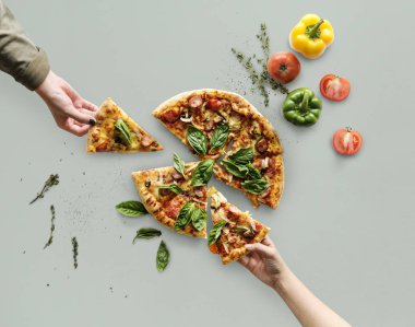 Dilim İtalyan pizza alarak eller