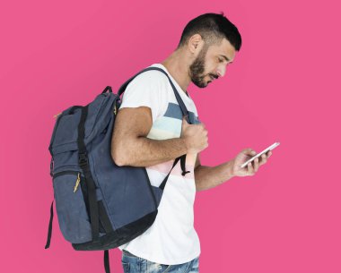 adam akıllı telefon kullanma sırt çantası ile