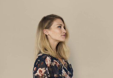 Studio sarışın kadın