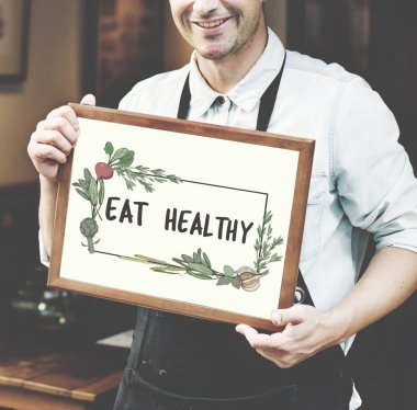 siyah önlük poster tutan adam