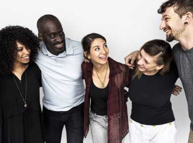 insanlar gülümsüyor ve arkadaşlarının yanına