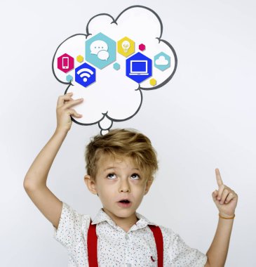 Kağıt konuşma balonu tutan çocuk