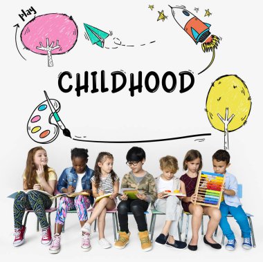 okul çocukları ile birlikte kitap okuyor