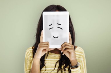 Dijital tablet kapsayan yüz tutan kadın