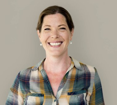 Olgun kadın gülümsüyor 